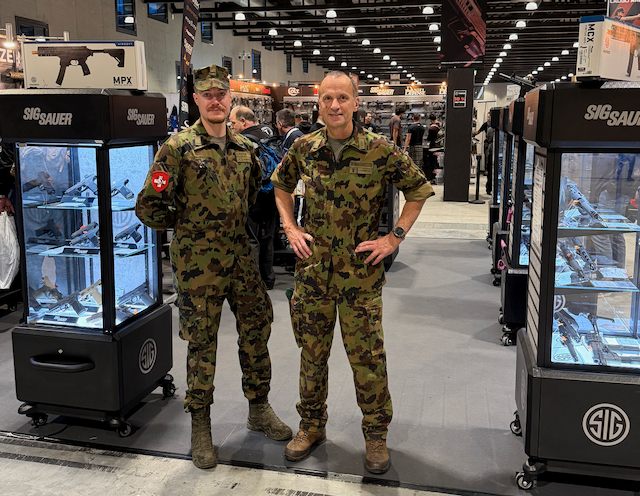 Présentation de matériel militaire et échanges avec le public