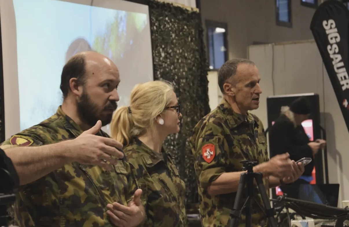 Présentation d’un modèle du nouveau pistolet de l’armée suisse SIG Sauer P320