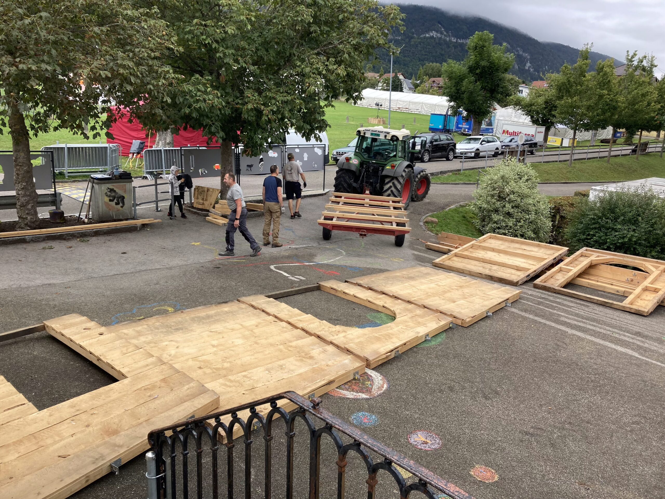 Montage du Coyote Bar par l’équipe de l’ASSO