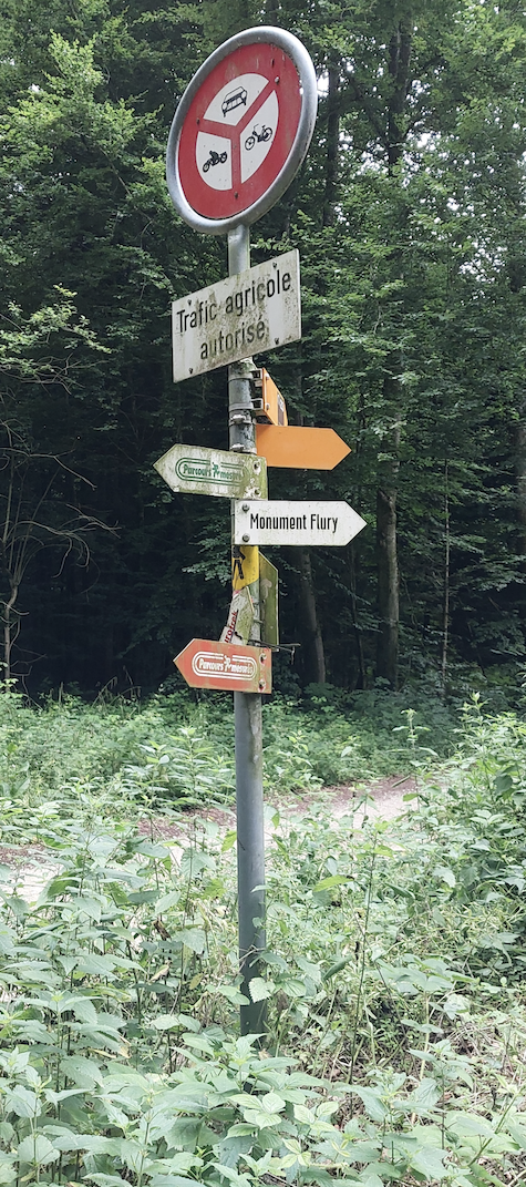 Panneau directionnel vers le monument