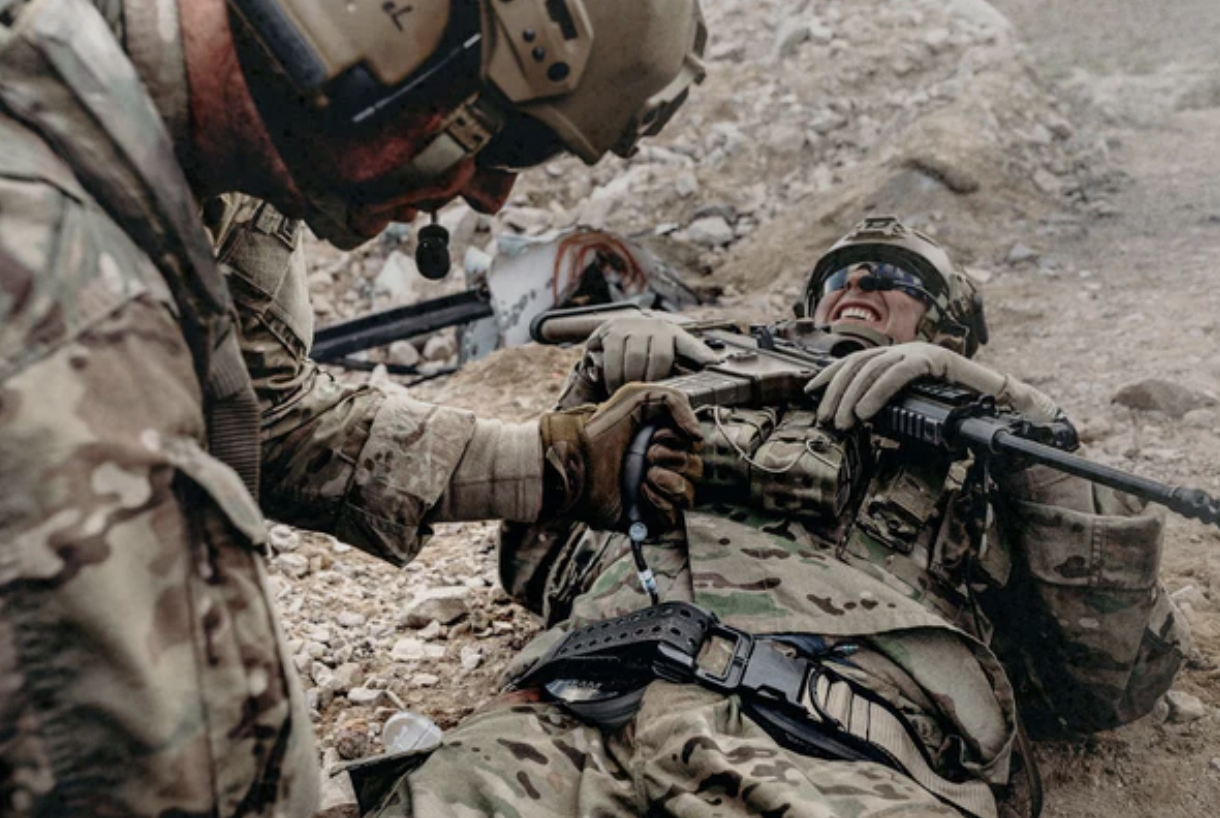 Pose d’un garrot jonctionnel SAM SJT par un militaire – Photo SAM Medical